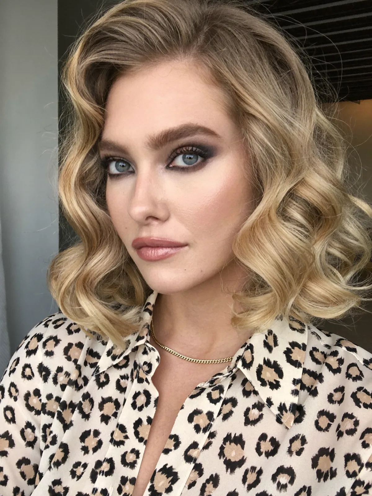 Medium-Length Vintage Waves in Sandy Blonde